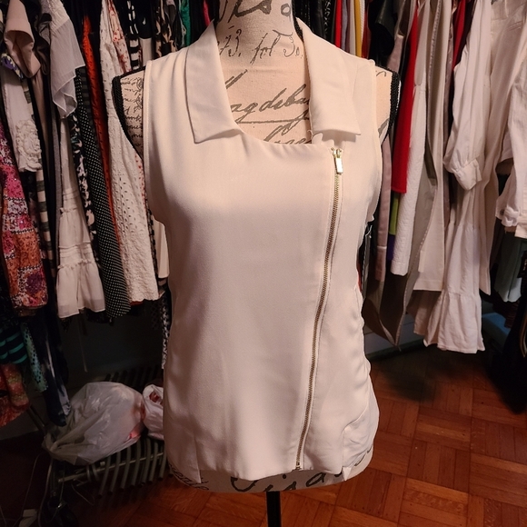 Mossimo Supply Co. Tops - Stunning sleeveless vest type top